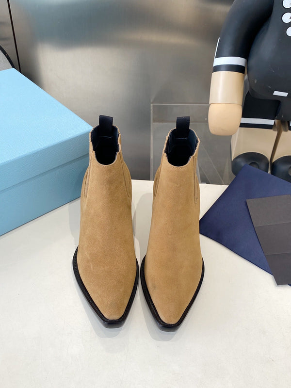 Stivali classici a punta PRA in camoscio beige