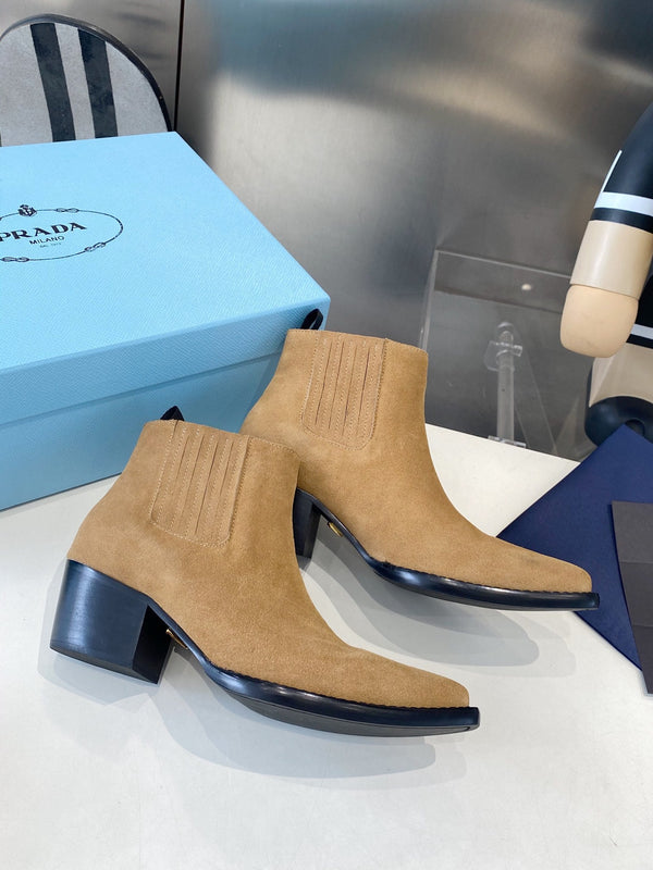 Stivali classici a punta PRA in camoscio beige