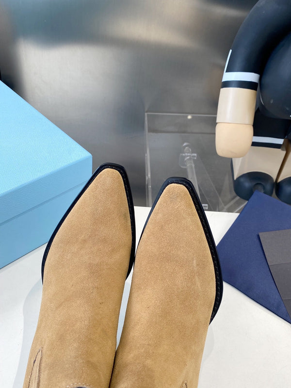Stivali classici a punta PRA in camoscio beige