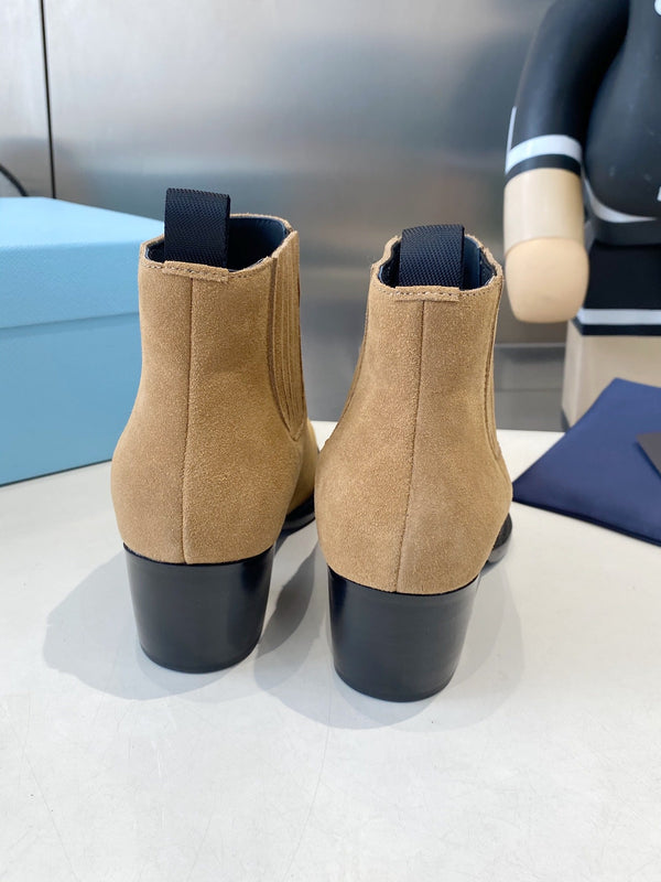 Stivali classici a punta PRA in camoscio beige