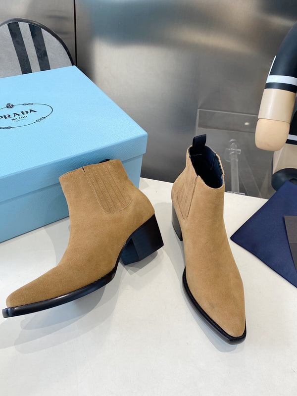 Stivali classici a punta PRA in camoscio beige