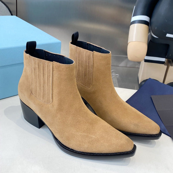 Stivali classici a punta PRA in camoscio beige