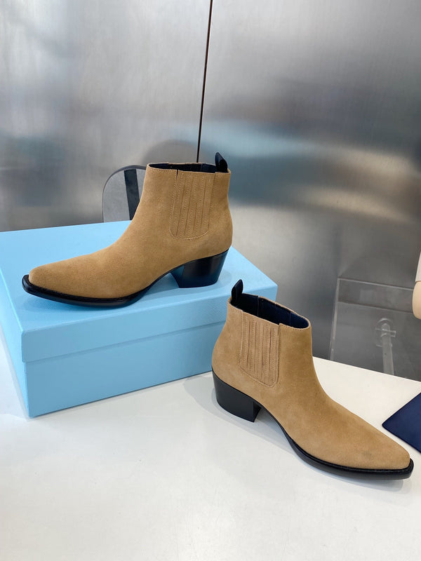 Stivali classici a punta PRA in camoscio beige