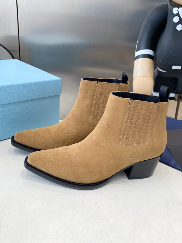 Stivali classici a punta PRA in camoscio beige