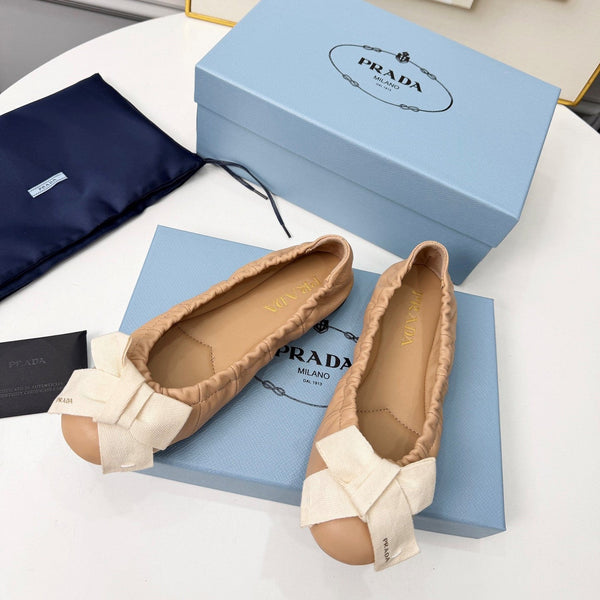 Ballerines Prada 26s à nœud en peau de mouton beige et blanc 624086