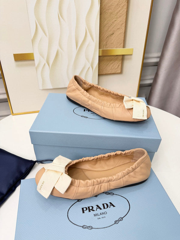Ballerines Prada 26s à nœud en peau de mouton beige et blanc 624086