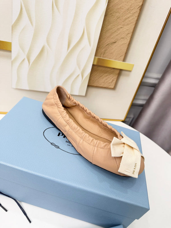 Ballerines Prada 26s à nœud en peau de mouton beige et blanc 624086