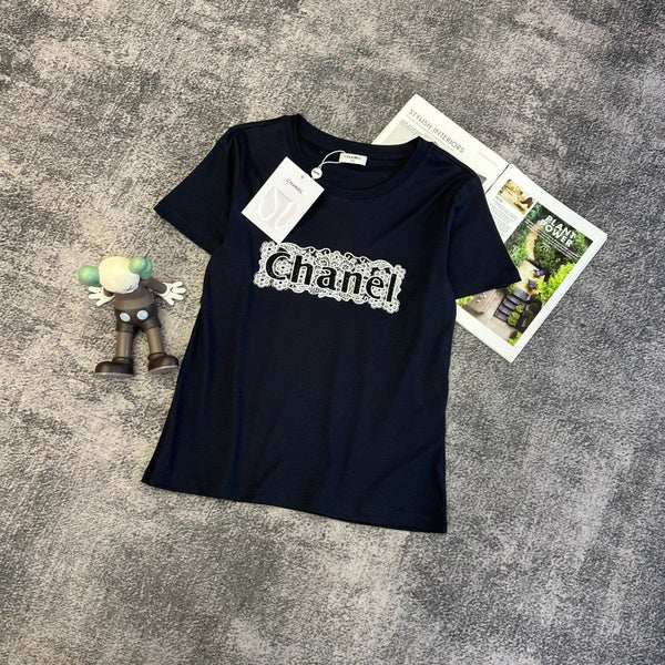 T-shirt en Coton CC SS26 avec Logo Brodé en Dentelle 350573