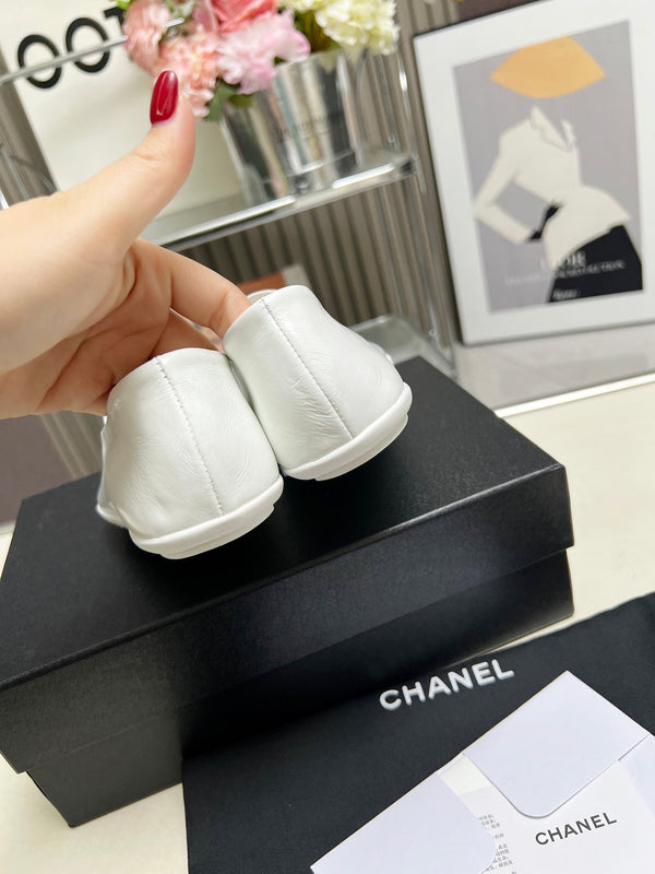 CC 26s Ballerine en agneau blanc brillant 684825