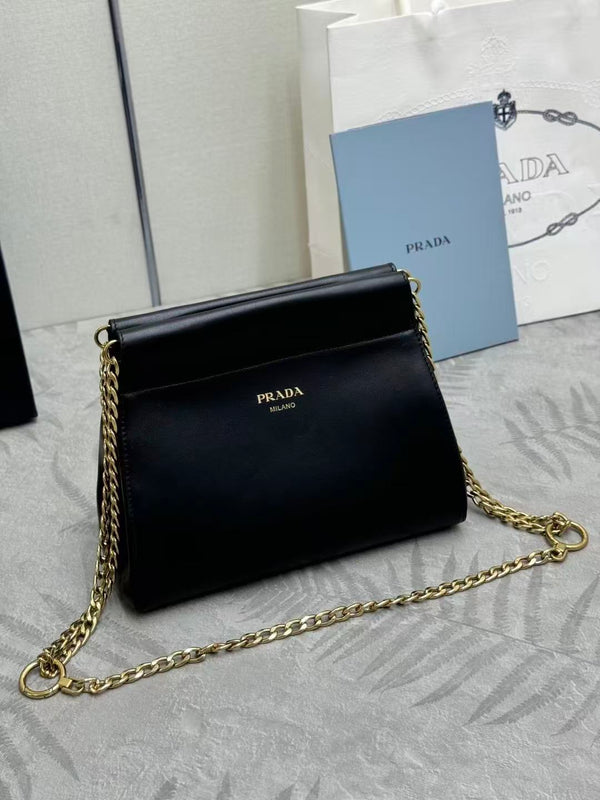 Sac mini en cuir de veau noir Prada Enchaîné
