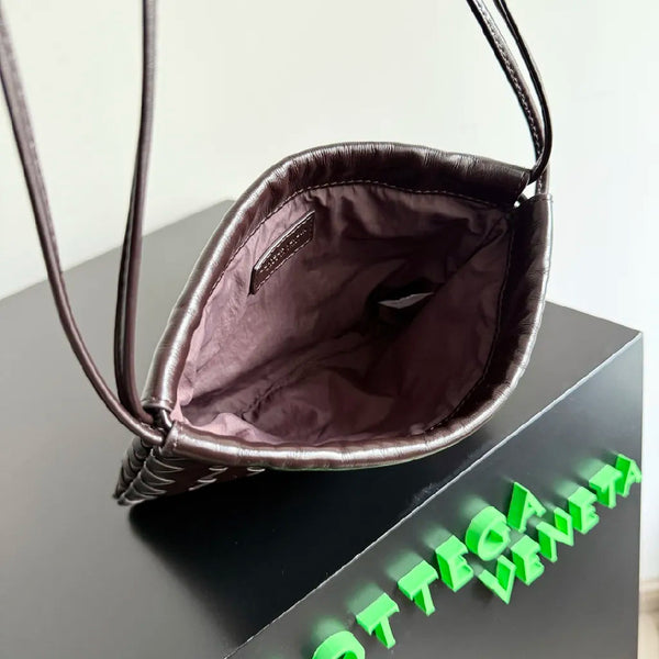 BV Small Dustbag 21cm Pelle di vitello intrecciata marrone scuro