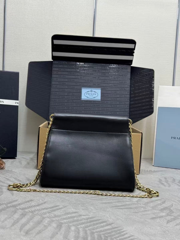 Sac mini en cuir de veau noir Prada Enchaîné