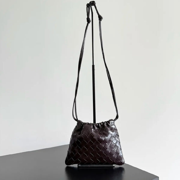 BV Small Dustbag 21cm Pelle di vitello intrecciata marrone scuro
