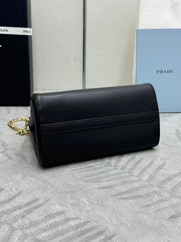Sac mini en cuir de veau noir Prada Enchaîné