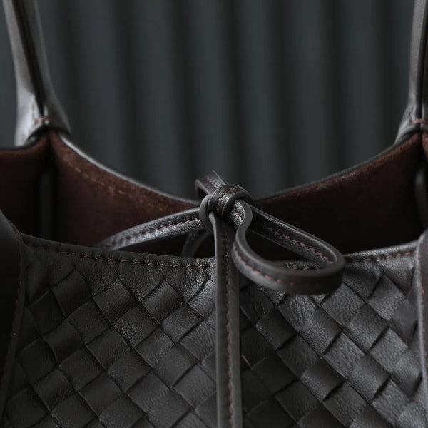 Borsa BV Pinacoteca 43 cm in pelle di vitello intrecciata marrone scuro e pelle scamosciata