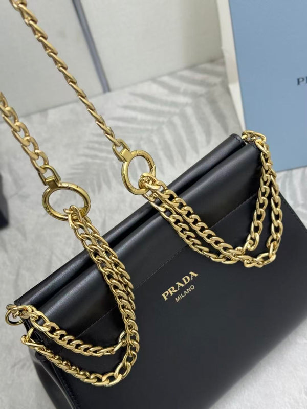 Sac mini en cuir de veau noir Prada Enchaîné