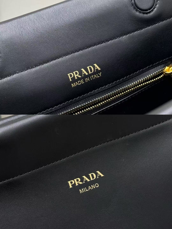 Sac mini en cuir de veau noir Prada Enchaîné