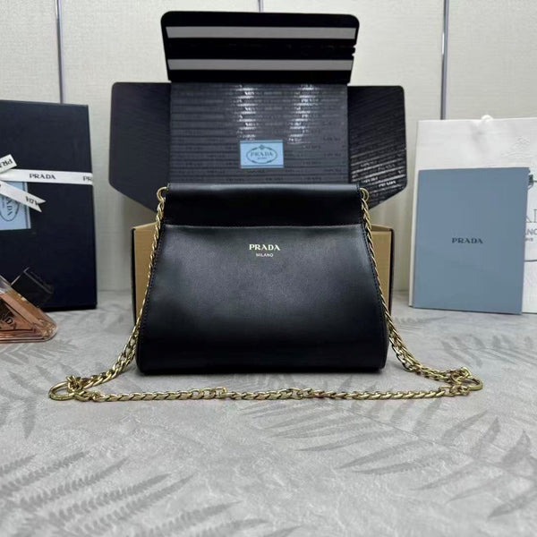 Sac mini en cuir de veau noir Prada Enchaîné
