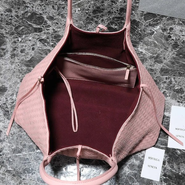 Borsa BV Pinacoteca 43 cm in pelle di vitello intrecciata rosa e pelle scamosciata