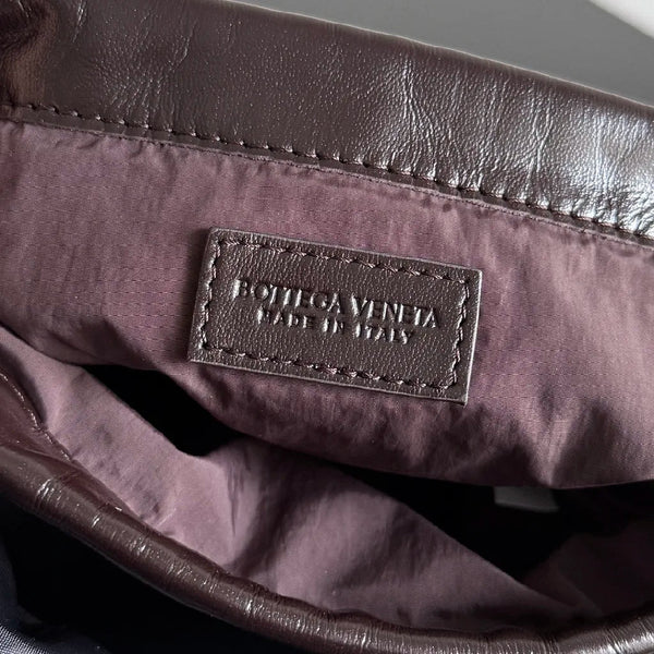BV Small Dustbag 21cm Pelle di vitello intrecciata marrone scuro