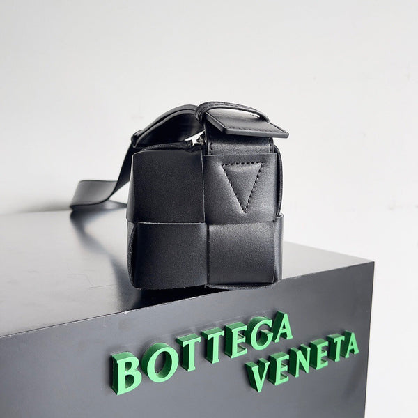 BV SMALL BRICK 24CM PELLE DI AGNELLO NERA 