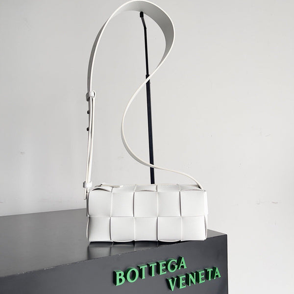 BV SMALL BRICK 24CM PELLE DI AGNELLO BIANCA 