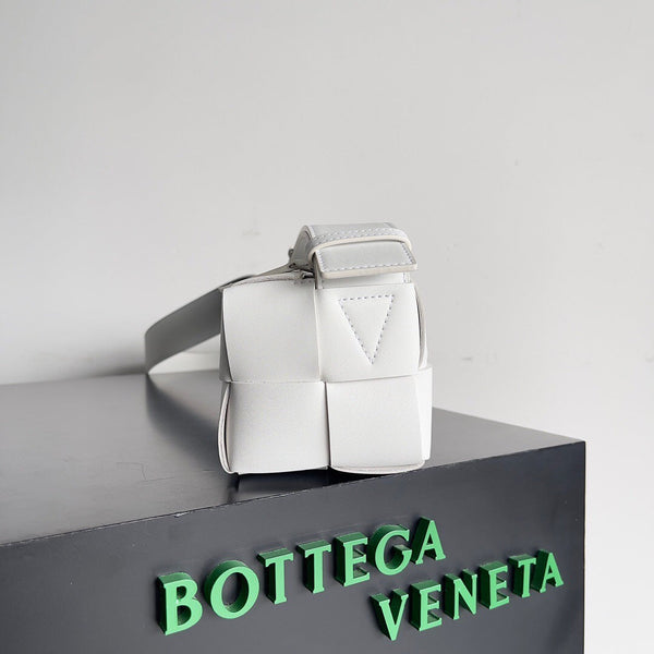 BV SMALL BRICK 24CM PELLE DI AGNELLO BIANCA 