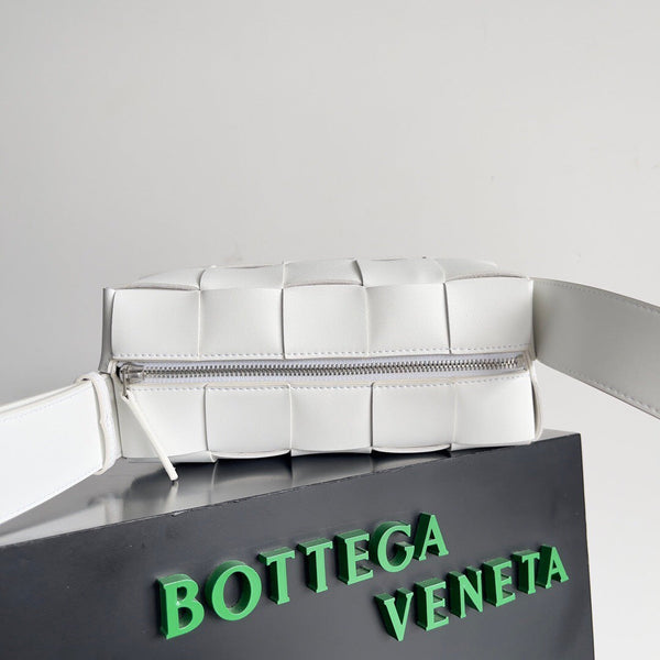 BV SMALL BRICK 24CM PELLE DI AGNELLO BIANCA 