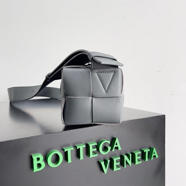 BV SMALL BRICK 24CM PELLE DI AGNELLO GRIGIA 