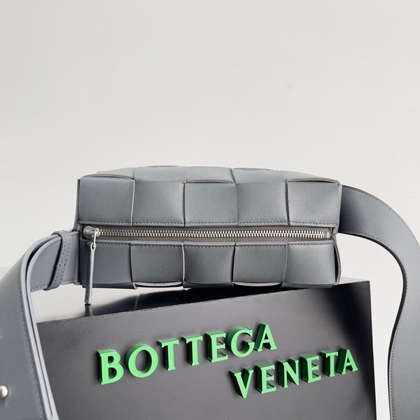 BV SMALL BRICK 24CM PELLE DI AGNELLO GRIGIA 