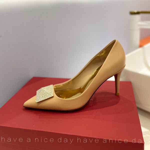 Décolleté in pelle beige verniciata con un diamante