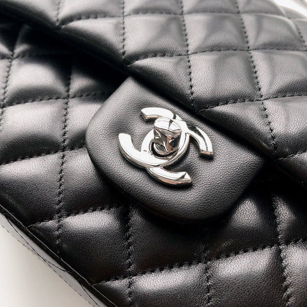 CLASSIC FLAP 25 PELLE DI AGNELLO NERA FERRAMENTA ARGENTO 