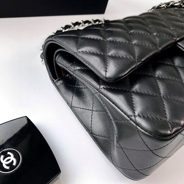 CLASSIC FLAP 25 PELLE DI AGNELLO NERA FERRAMENTA ARGENTO 