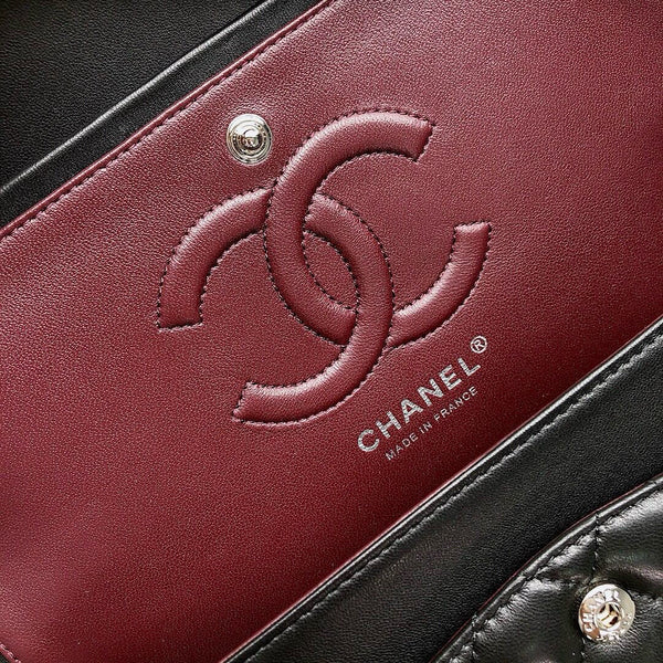 CLASSIC FLAP 25 PELLE DI AGNELLO NERA FERRAMENTA ARGENTO 