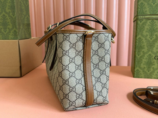 Borsa tote piccola Gucci GG Emblem in pelle beige ebano