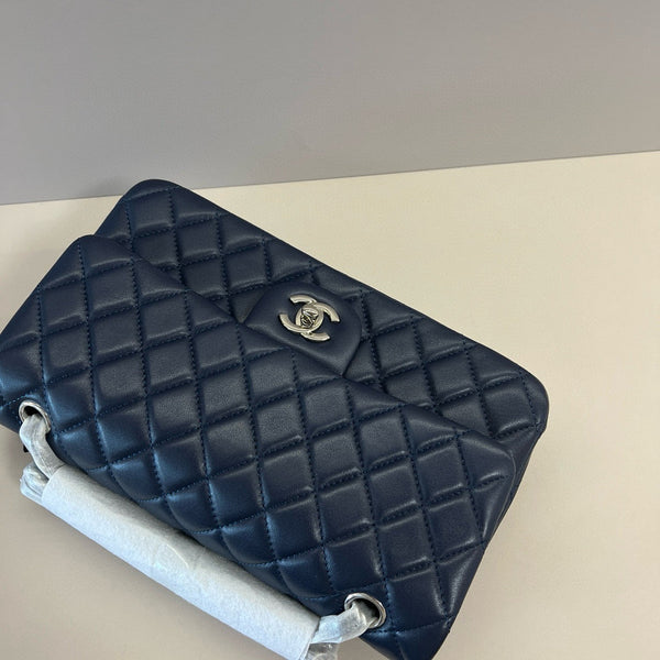 CC Classic 25cm Blu Navy Pelle di Agnello Hardware Argento