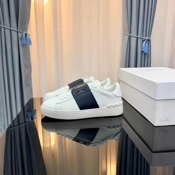 Sneaker Rockstud in pelle di vitello bianca e nera