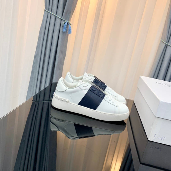 Sneaker Rockstud in pelle di vitello bianca e nera