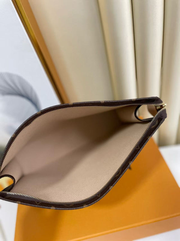 Pochette da toilette LV 26 cm in tela monogramma marrone e pelle