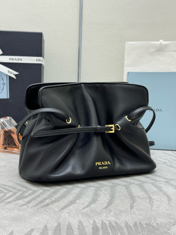 Sac Cloud Prada 25 cm en peau de mouton noire