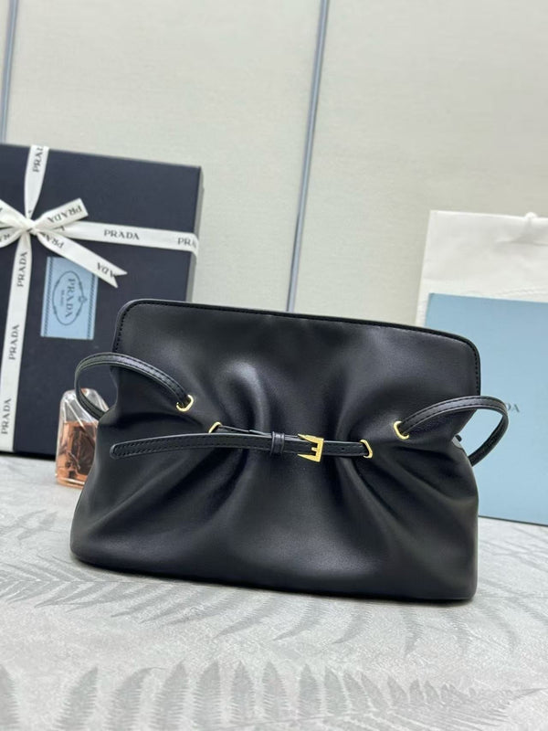 Sac Cloud Prada 25 cm en peau de mouton noire