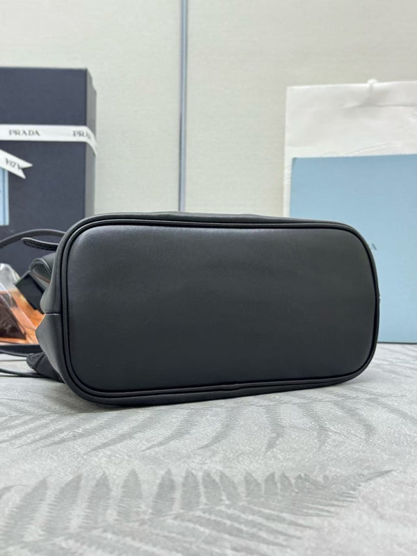 Sac Cloud Prada 25 cm en peau de mouton noire