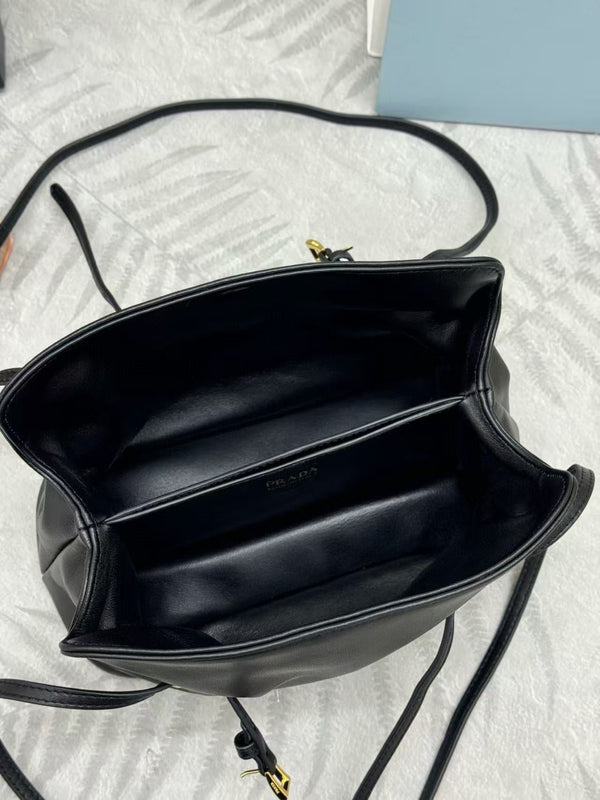 Sac Cloud Prada 25 cm en peau de mouton noire