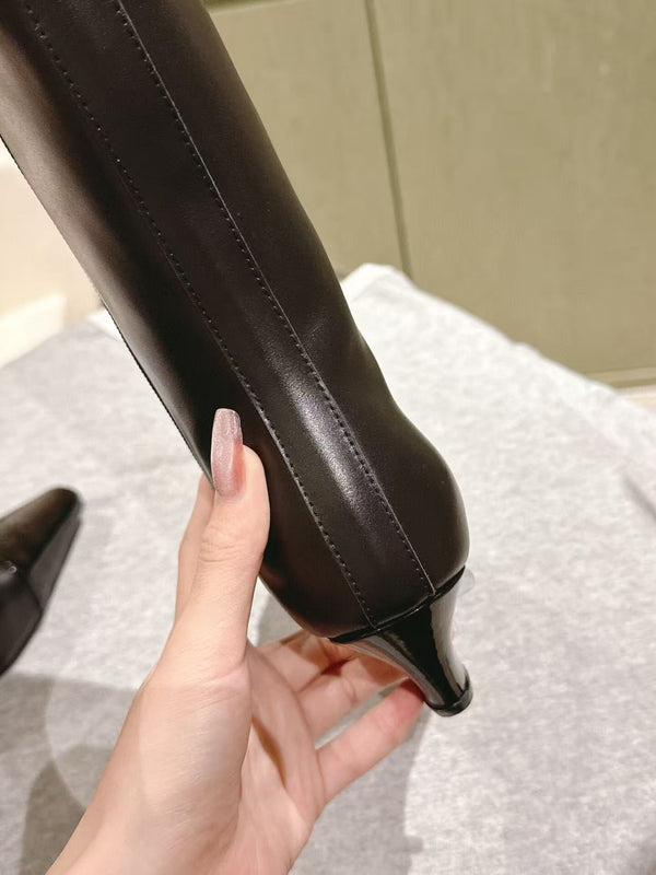 Stivali alti fino al ginocchio con punta affilata e tacco spesso in pelle di pecora nera da 50 mm
