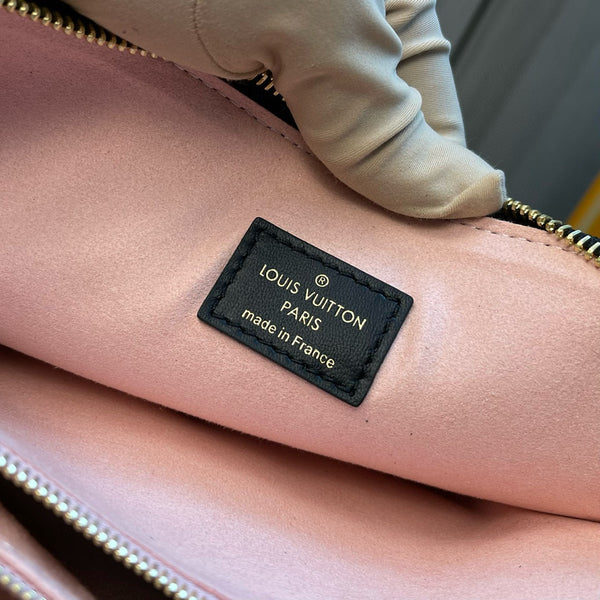 coussin pm 26cm black monogram empreinte calfskin