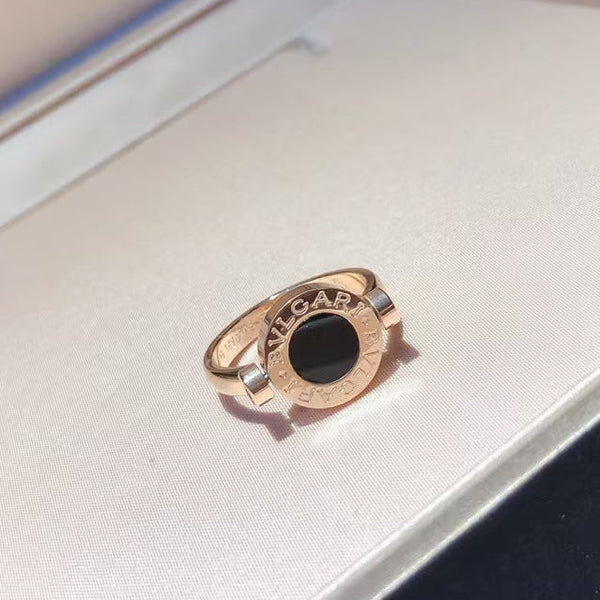 Bague Bvlgari Rose Gold Flip sertie de nacre et d'onyx