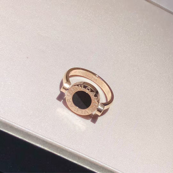 Bague Bvlgari Rose Gold Flip sertie de nacre et d'onyx