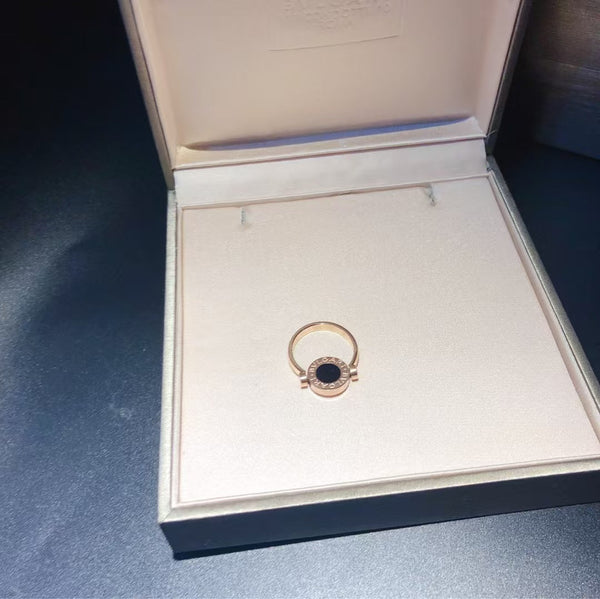 Bague Bvlgari Rose Gold Flip sertie de nacre et d'onyx