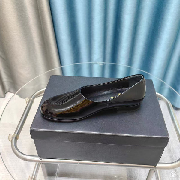 Mocassins Chanel 2025 en cuir verni noir