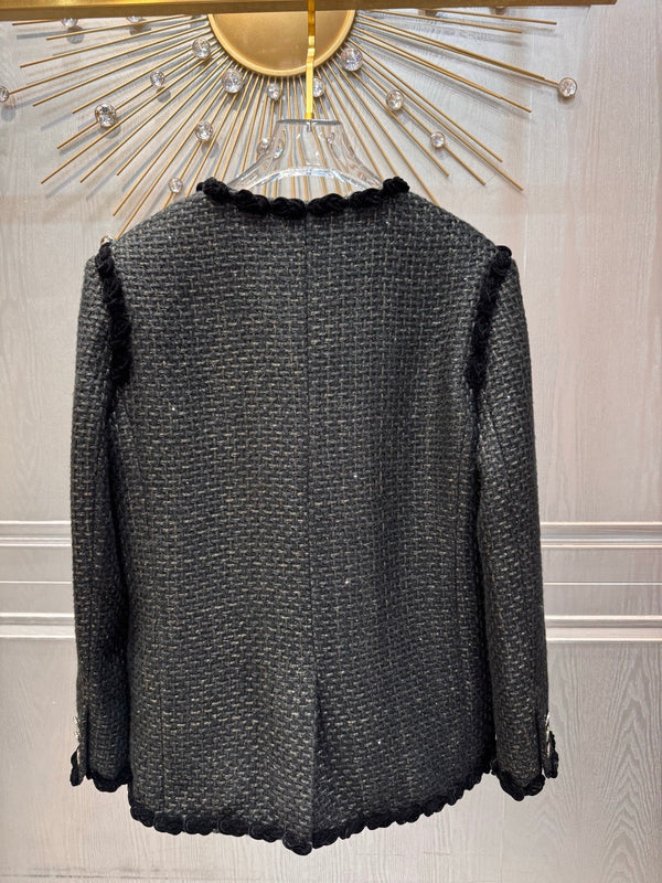 Veste en tweed noir Chanel 2025 à quatre poches et bordure en velours